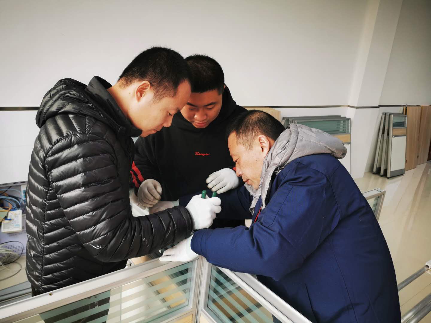 齐心协力安装办公桌