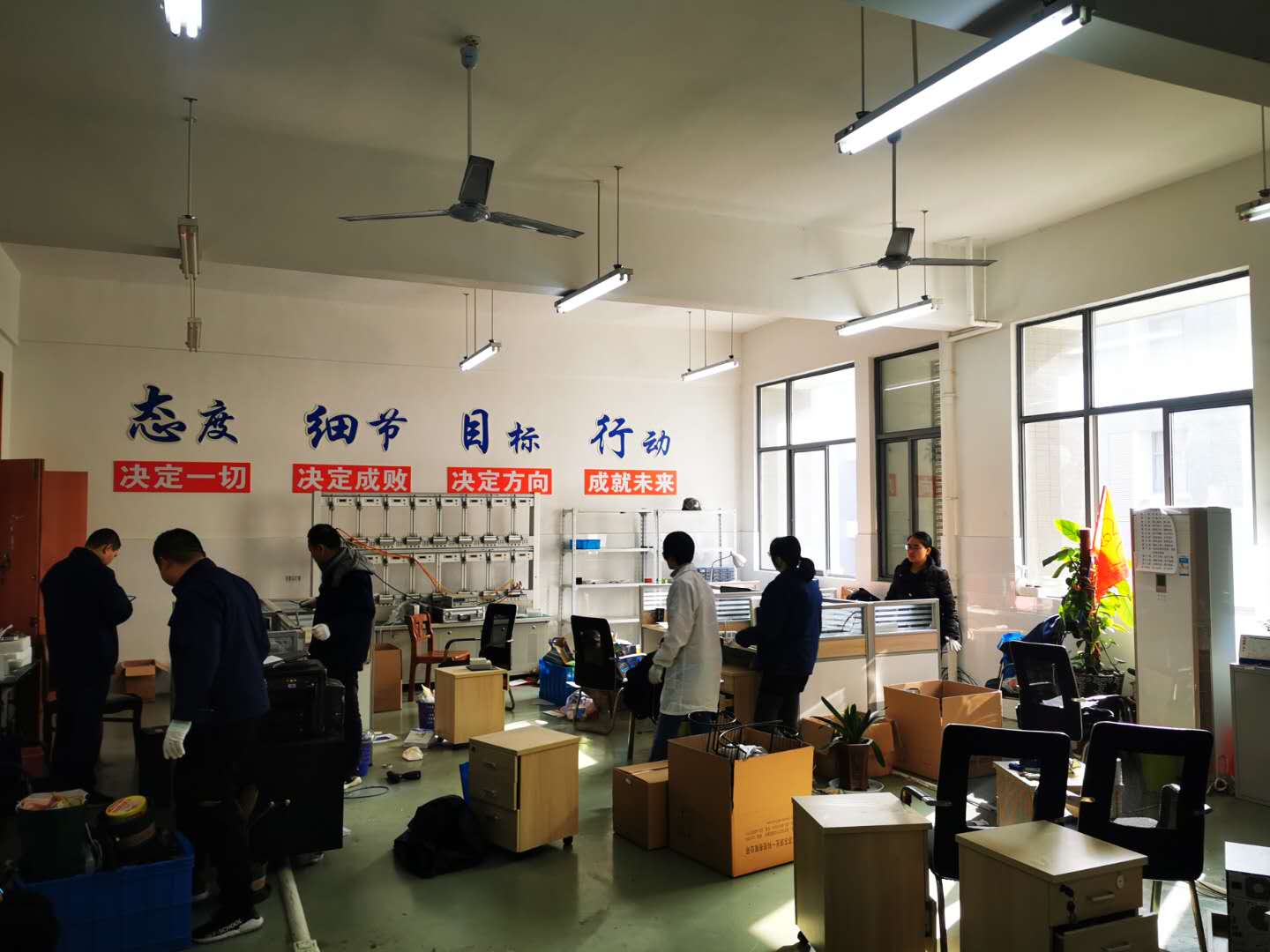 后勤人员整理办公室